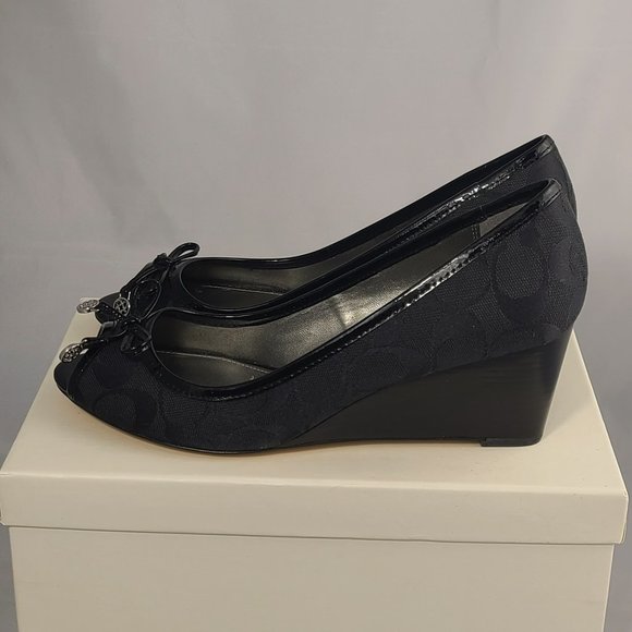Coach Paola II Black Peep Toe Wedge Heels Pumps Womens Size 7.5 Bow C Pattern - Picture 3 of 10